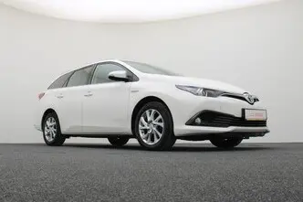 Toyota Auris, 1.8, 73 kW, гибрид б+э, автомат, передний привод