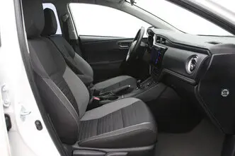 Toyota Auris, 1.8, 73 kW, гибрид б+э, автомат, передний привод