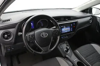 Toyota Auris, 1.8, 73 kW, гибрид б+э, автомат, передний привод