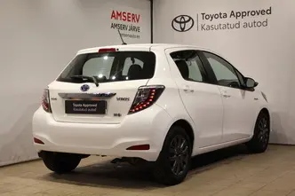 Toyota Yaris, 1.5, 55 kW, гибрид б+э, автомат, передний привод