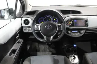 Toyota Yaris, 1.5, 55 kW, гибрид б+э, автомат, передний привод