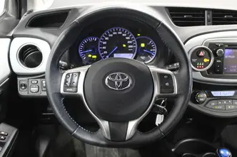 Toyota Yaris, 1.5, 55 kW, гибрид б+э, автомат, передний привод