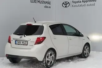 Toyota Yaris, 1.5, 55 kW, гибрид б+э, автомат, передний привод