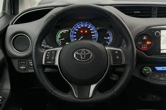 Toyota Yaris, 1.5, 55 kW, гибрид б+э, автомат, передний привод