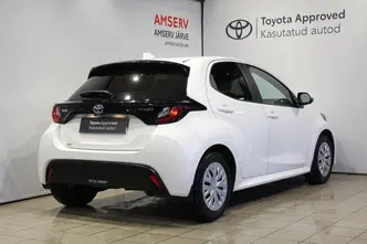 Toyota Yaris, 1.5, 68 kW, гибрид б+э, автомат, передний привод