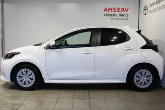 Toyota Yaris, 1.5, 68 kW, гибрид б+э, автомат, передний привод