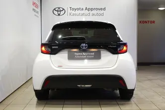 Toyota Yaris, 1.5, 68 kW, гибрид б+э, автомат, передний привод