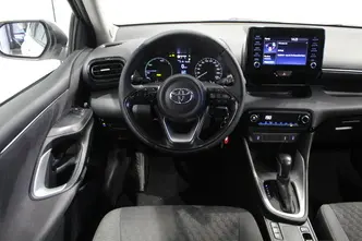 Toyota Yaris, 1.5, 68 kW, гибрид б+э, автомат, передний привод