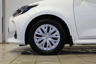 Toyota Yaris, 1.5, 68 kW, гибрид б+э, автомат, передний привод