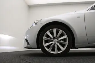 Lexus IS 300, 2.5, 133 kW, гибрид б+э, автомат, задний привод