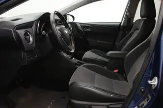 Toyota Auris, 1.8, 73 kW, гибрид б+э, автомат, передний привод