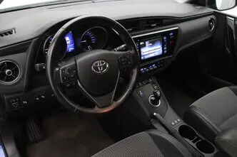 Toyota Auris, 1.8, 73 kW, гибрид б+э, автомат, передний привод