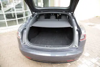 Tesla Model S, 186 kW, elekter, nelikvedu