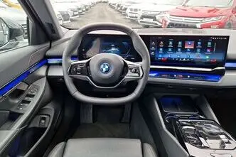 BMW i5, 250 kW, elekter, automaat, tagavedu