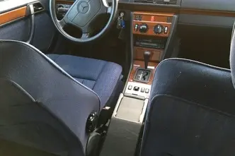 Mercedes-Benz E 200, 2.0, 100 kW, bensiin, automaat, tagavedu