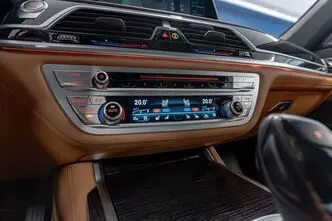 BMW 730, 3.0, 210 kW, гибрид, автомат, полный привод