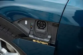 Audi e-tron, 300 kW, электричество, автомат, полный привод