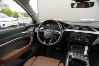 Audi e-tron, 300 kW, электричество, автомат, полный привод