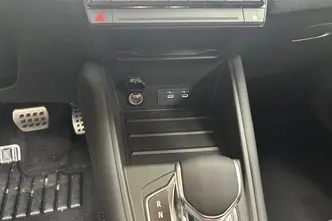 Renault Captur, 1.6, 105 kW, гибрид, автомат, передний привод