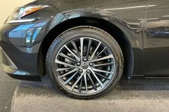 Lexus ES 300, 2.5, 131 kW, hybrid, automatic, front-wheel drive