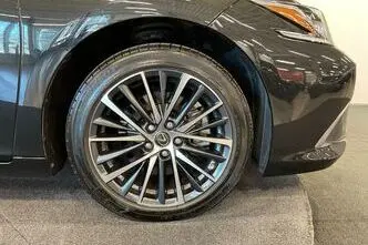 Lexus ES 300, 2.5, 131 kW, hybrid, automatic, front-wheel drive