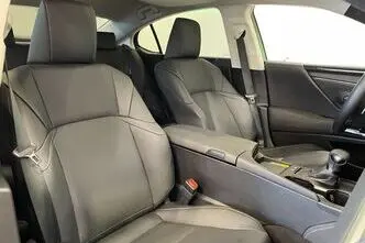 Lexus ES 300, 2.5, 131 kW, hybrid, automatic, front-wheel drive