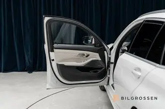 BMW 330, 2.0, 215 kW, гибрид, автомат, полный привод