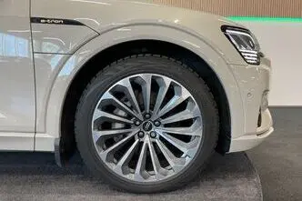 Audi e-tron, 158 kW, электричество, автомат, полный привод