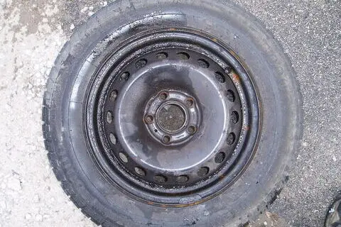 Kasutatud valuvelg+suverehv 205/65R15,