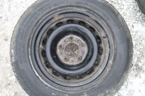 Kasutatud valuvelg+lamellrehv 205/65R15,