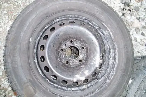 Kasutatud valuvelg+suverehv 205/65R15,
