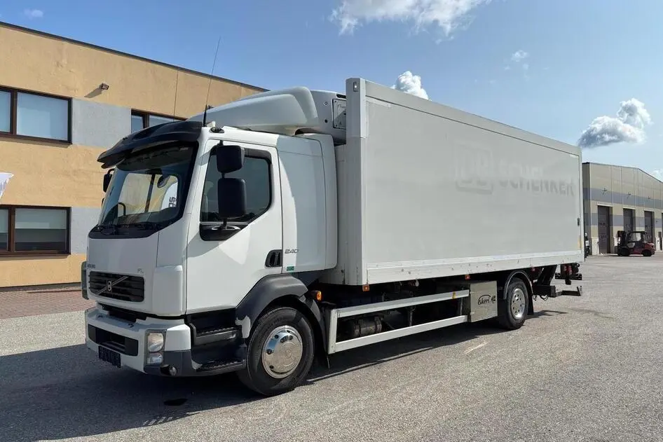 Volvo FL240 + CARRIER SUPRA 850, 181 kW, diesel, automatic
