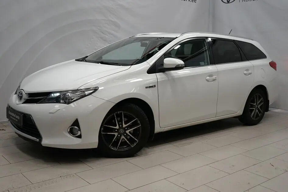 Toyota Auris, 1.8, 73 kW, гибрид, автомат, передний привод